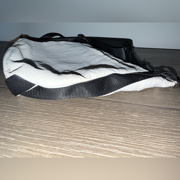 Lululemon clean lines crossbody purse - Picture 7 of 16